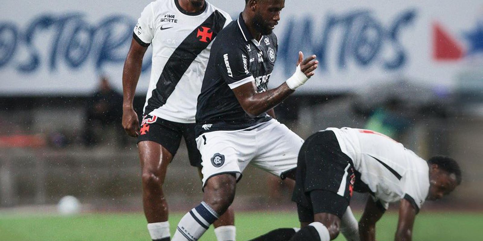 Remo e Vasco empatam em partida do Brasileirão após atraso por chuva