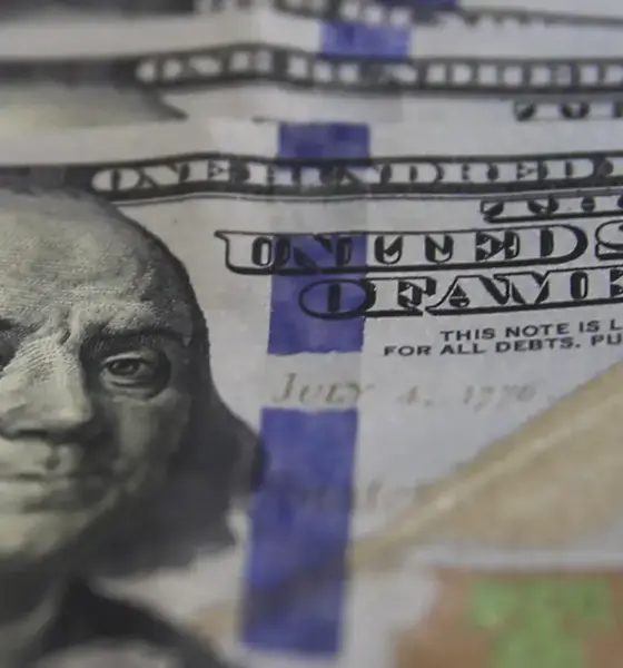 Dólar encerra cotação abaixo de R$ 5 pela primeira vez em mais de dois anos