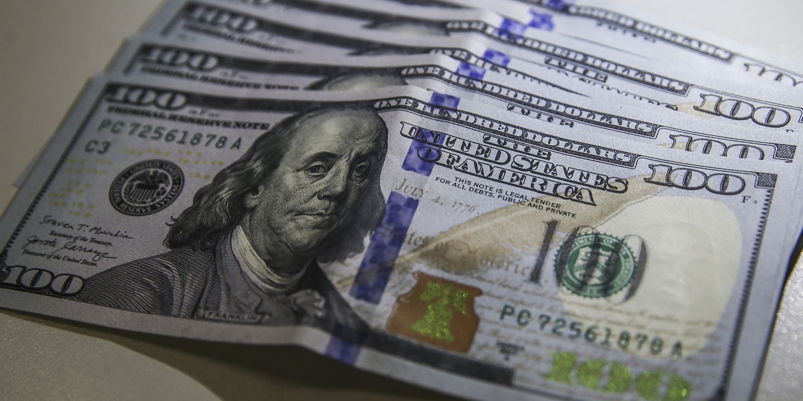 Dólar volta a patamar anterior à guerra e Bolsa se valoriza com possível acordo com o Irã