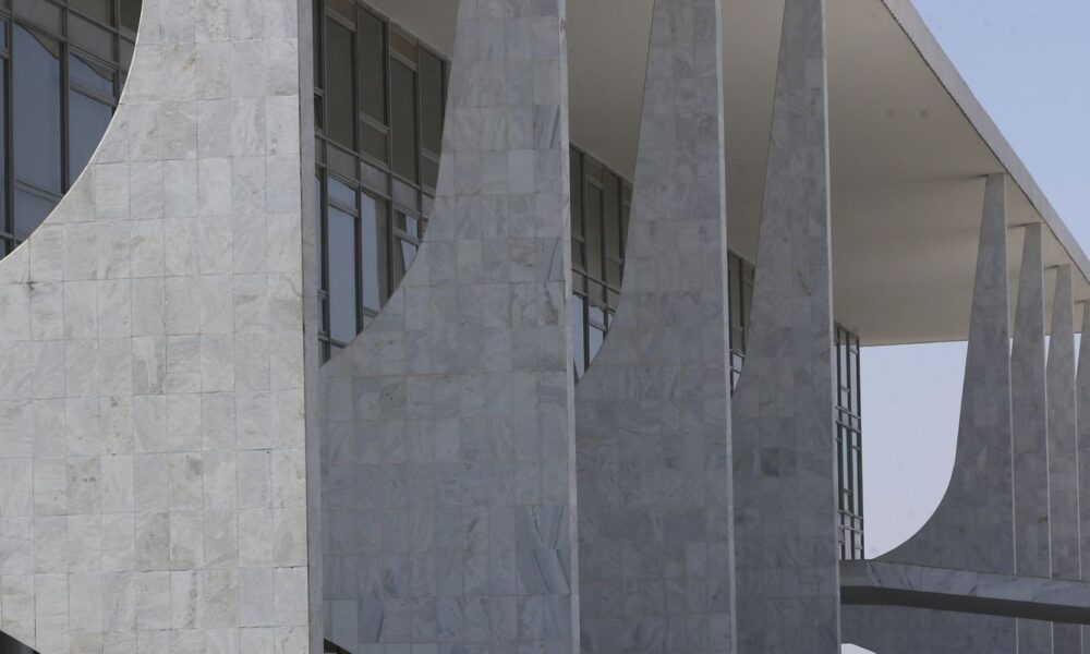 Terceirizados do governo federal terão jornada reduzida e auxílio-creche