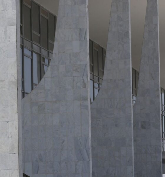 Terceirizados do governo federal terão jornada reduzida e auxílio-creche