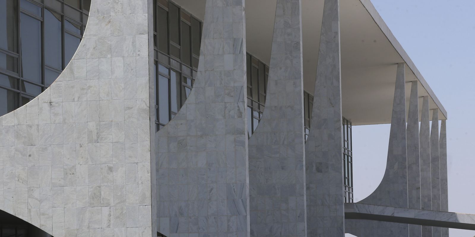 Terceirizados do governo federal terão jornada reduzida e auxílio-creche