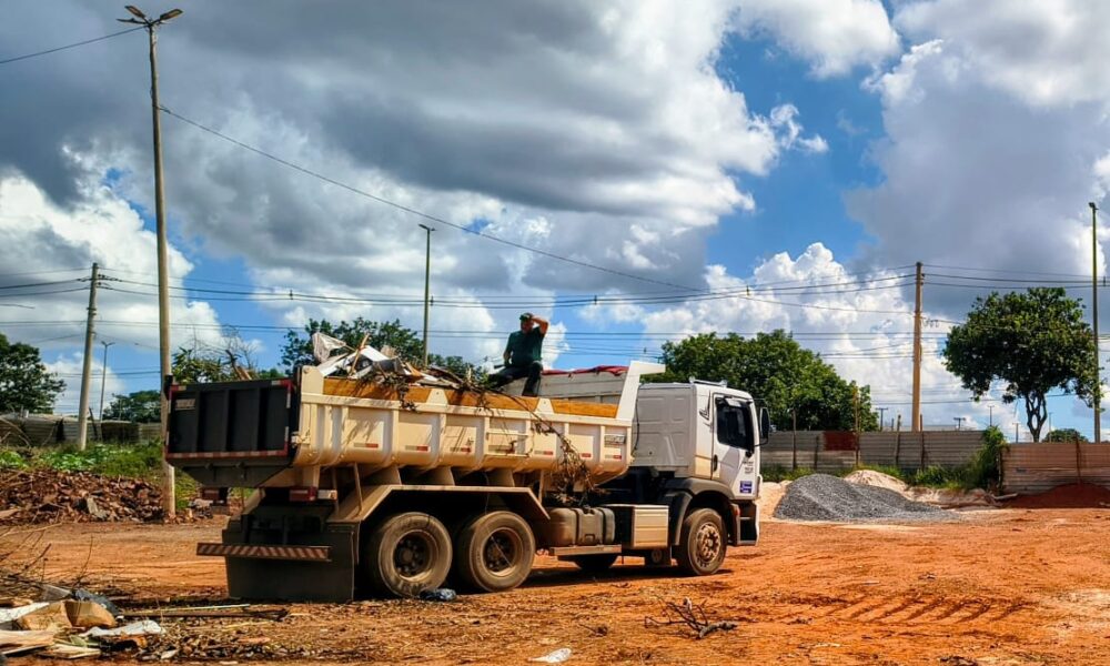 Mutirão do SLU remove 1,2 mil toneladas de entulho no Riacho Fundo II e intensifica ações contra a dengue