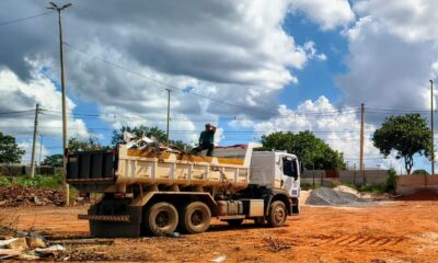 Mutirão do SLU remove 1,2 mil toneladas de entulho no Riacho Fundo II e intensifica ações contra a dengue