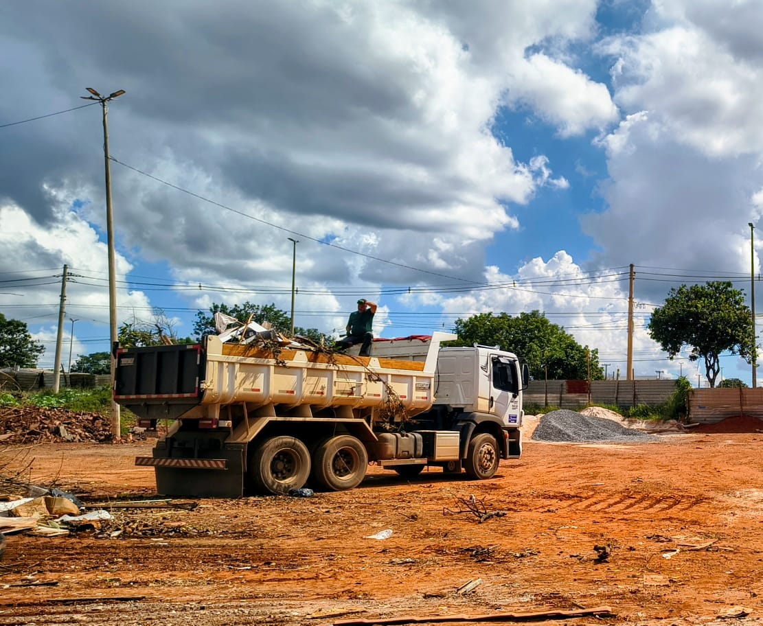 Mutirão do SLU remove 1,2 mil toneladas de entulho no Riacho Fundo II e intensifica ações contra a dengue