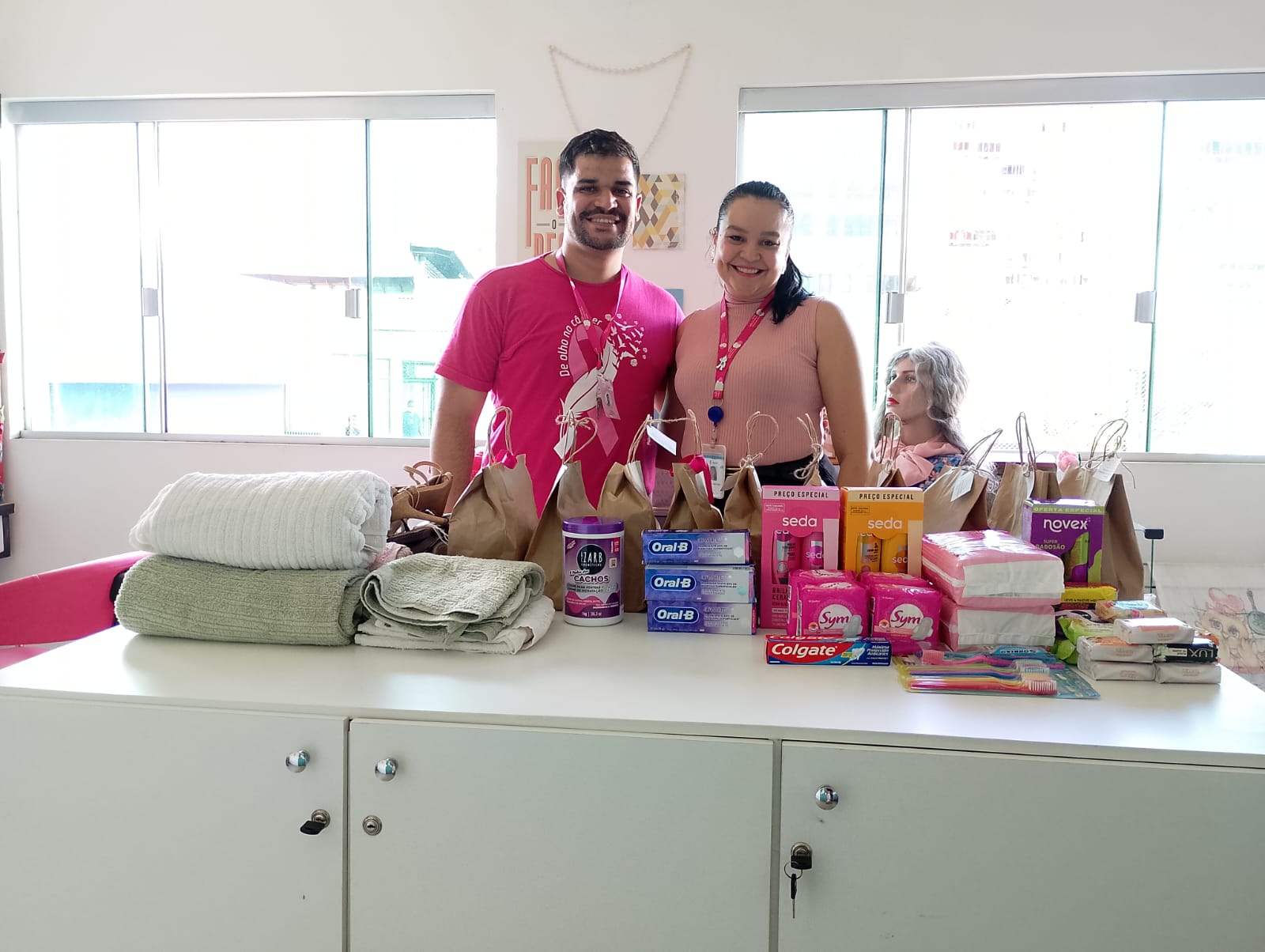 Colaboradores se mobilizam para arrecadar doações a mulheres em tratamento oncológico
