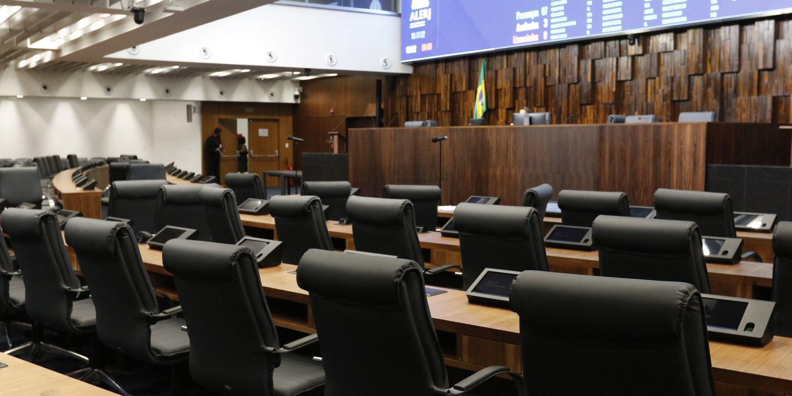 Proposições legislativas sobre IA priorizam controle e vigilância