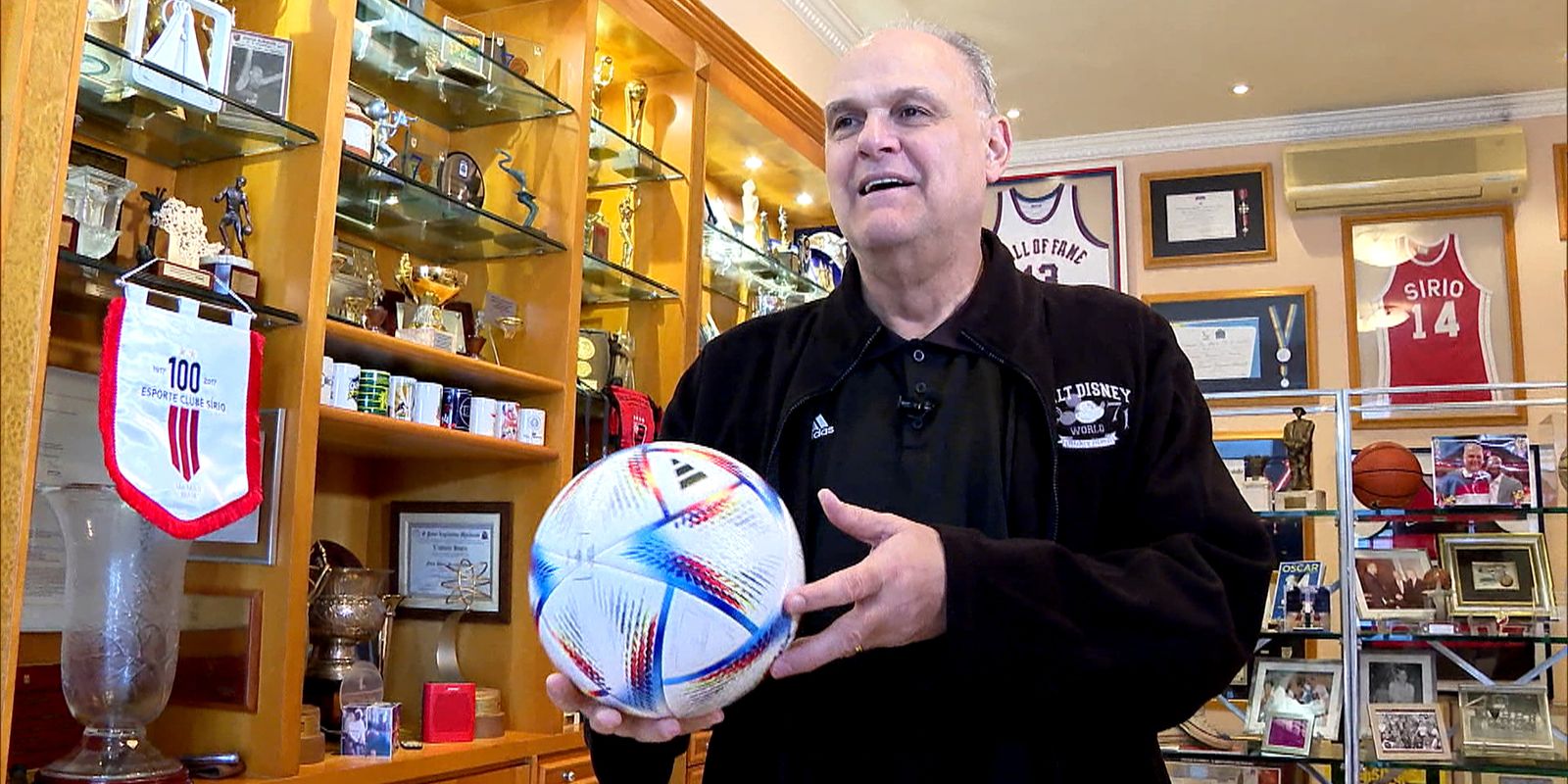 Oscar apresenta relíquias e compartilha ídolos do esporte em entrevistas