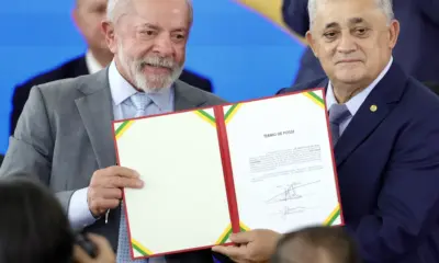 José Guimarães toma posse como ministro e enfatiza a luta contra o fascismo