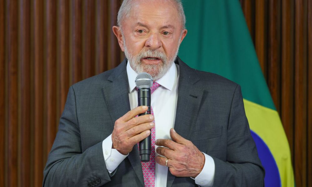 Lula afirma que o país não necessita de escolas cívico-militares na educação