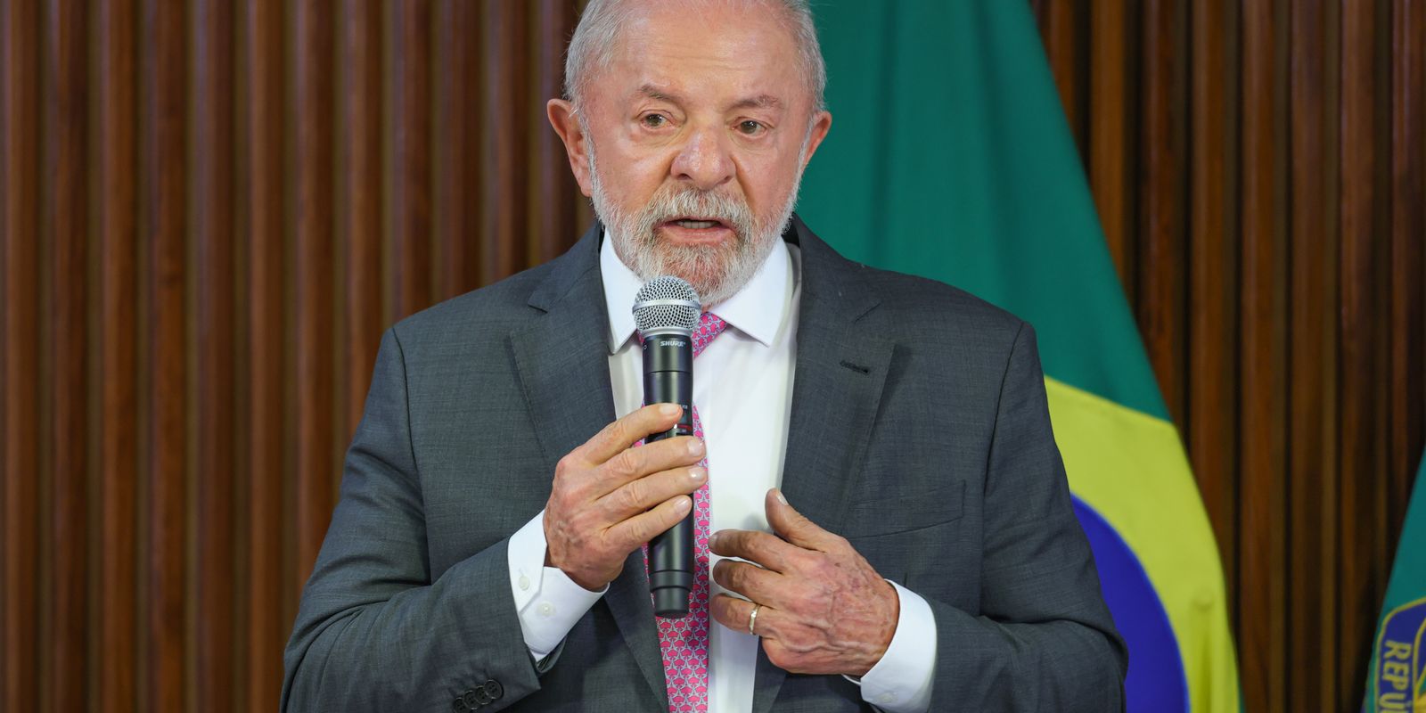 Lula afirma que o país não necessita de escolas cívico-militares na educação