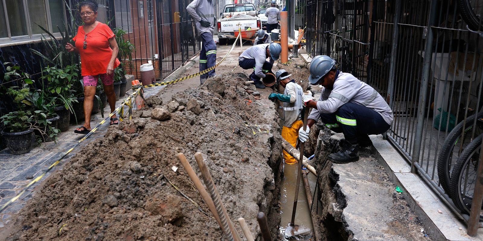 Maré recebe obras de esgoto, mas enfrenta desafios com drenagem e lixo