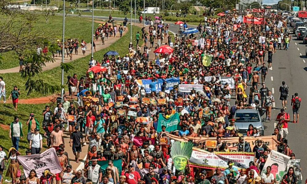 Indígenas de diversas regiões do Brasil realizam ocupação na Esplanada dos Ministérios