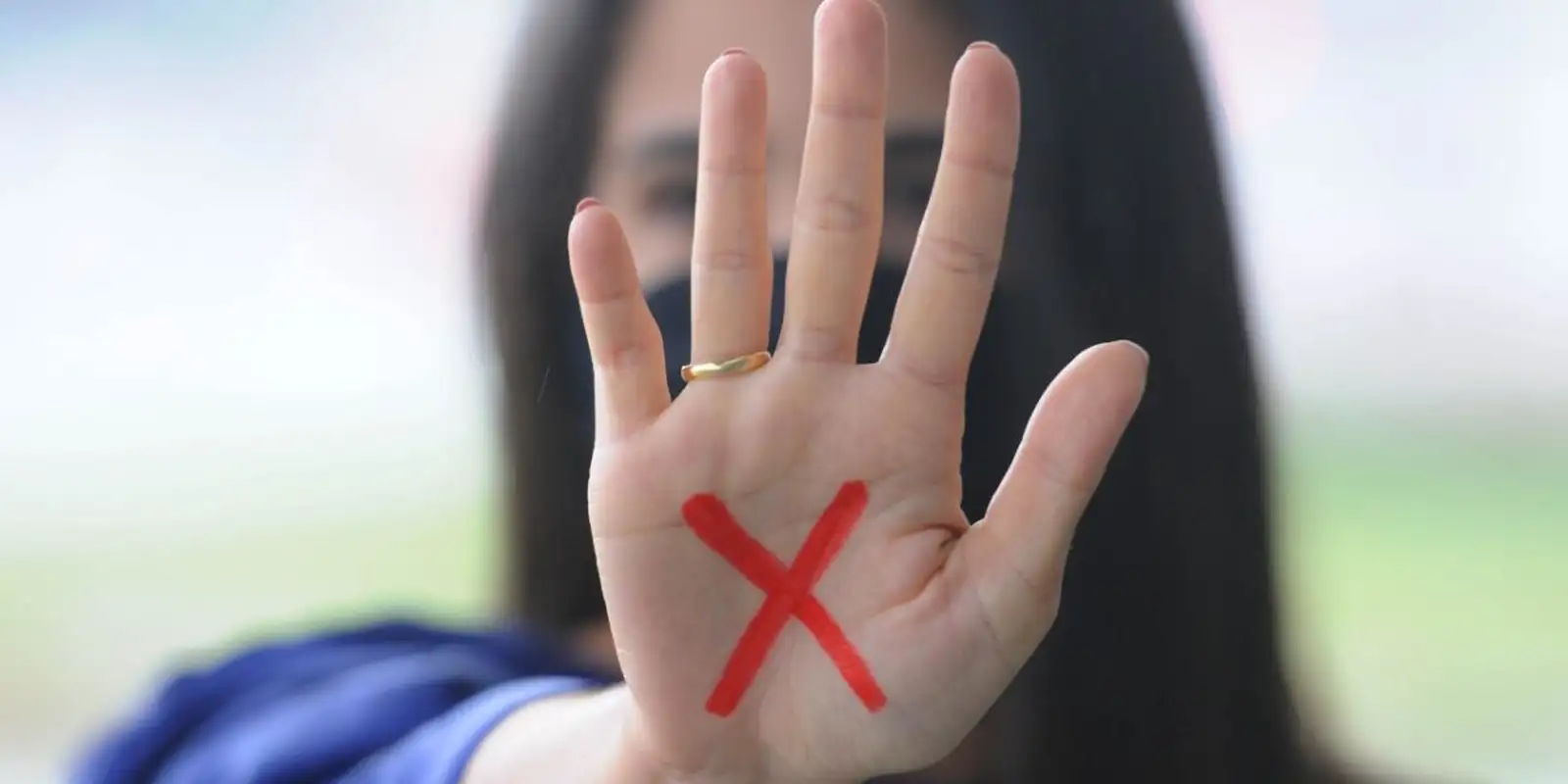 RJ implementa novo gesto de mão como forma de pedido de socorro para mulheres em situação de violência