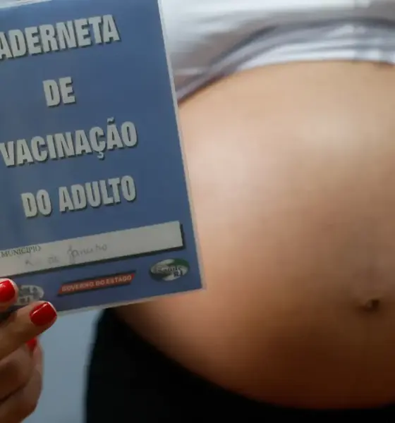 Resistência às vacinas contra gripe e covid coloca gestantes em risco