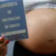Resistência às vacinas contra gripe e covid coloca gestantes em risco