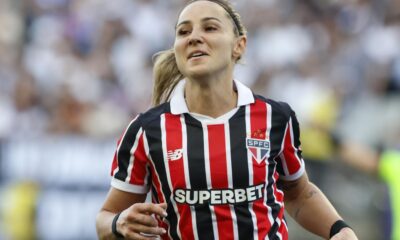 São Paulo derrota Corinthians, marca momento histórico e se aproxima do título