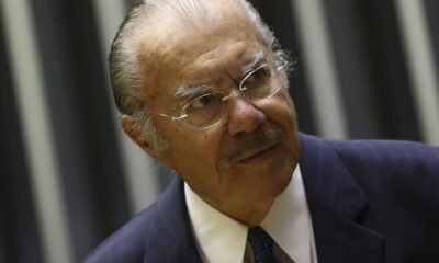 Ex-presidente José Sarney segue internado em hospital de São Paulo