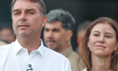 Flávio Bolsonaro participa de missa na Catedral de Brasília