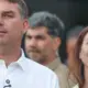 Flávio Bolsonaro participa de missa na Catedral de Brasília