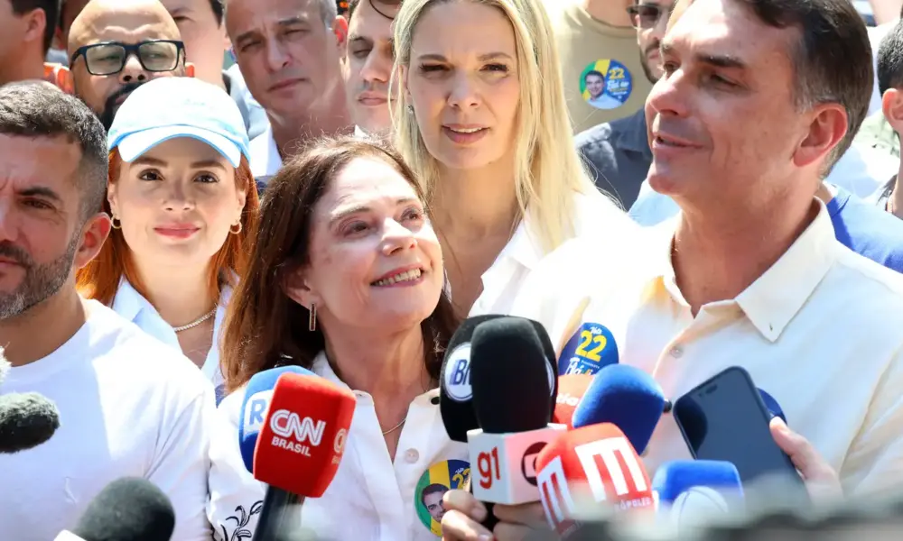 Flávio Bolsonaro faz ato no Rio ao lado de Douglas Ruas