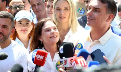 Flávio Bolsonaro faz ato no Rio ao lado de Douglas Ruas