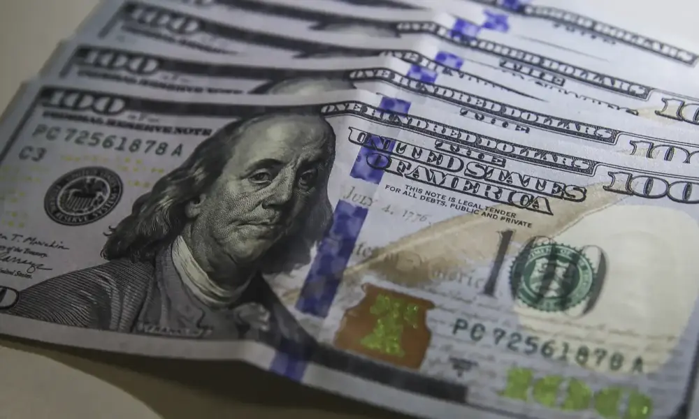 Dólar volta a R$ 5 com ambiente externo e ajuste pós-eleitoral