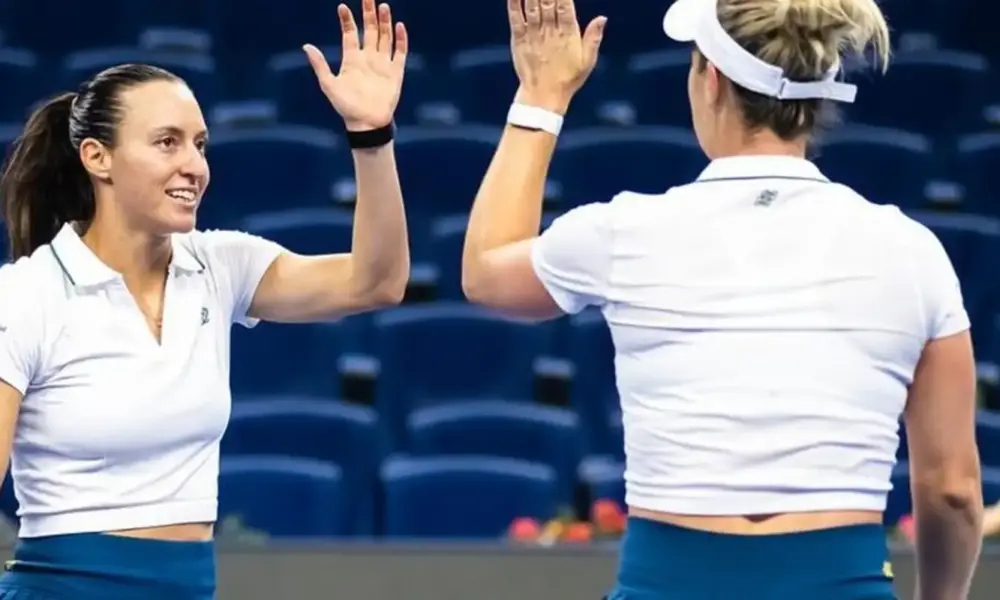 Dupla de Stefani bate campeãs olímpicas e avança à semi em Pequim