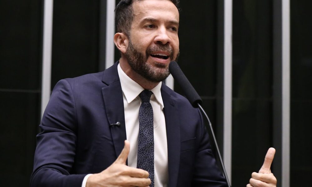 Deputado André Janones é internado com arritmia em São Paulo