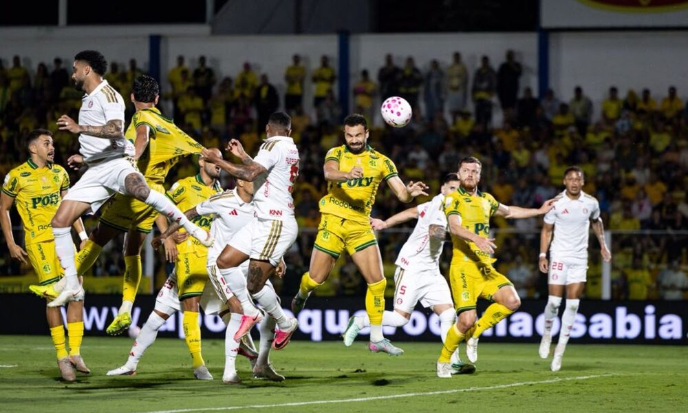 Com um a mais, Mirassol vence e complica Internacional no Brasileirão