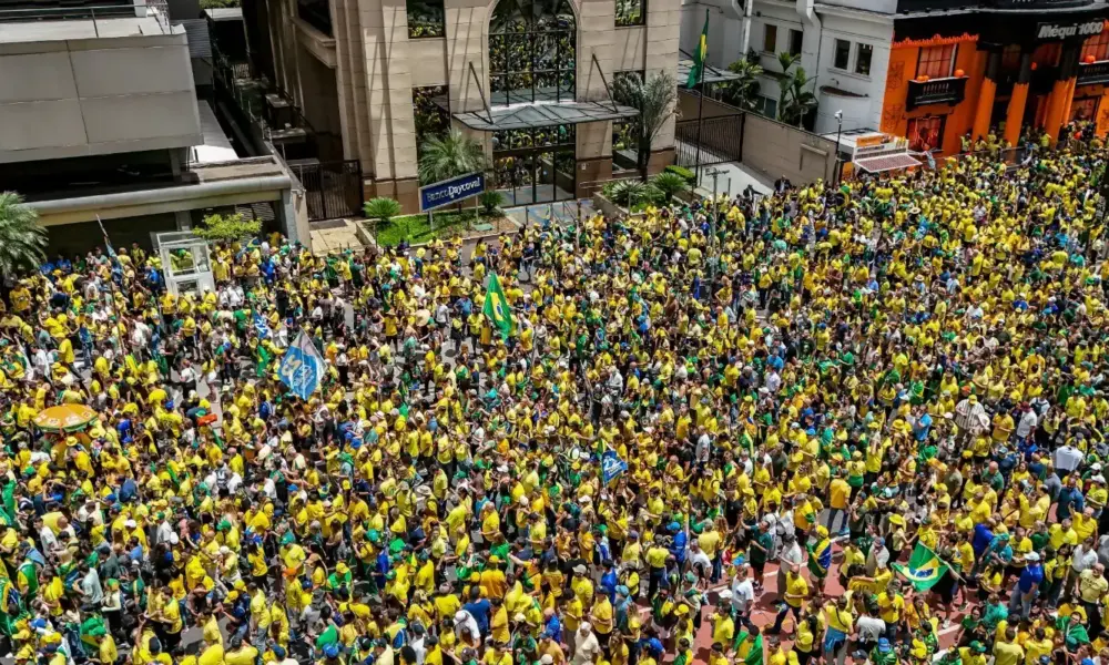 Campanha de Flávio Bolsonaro realiza manifestação na Paulista
