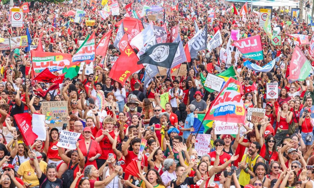 Milhares ocupam Copacabana em ato pela democracia e em apoio a Lula
