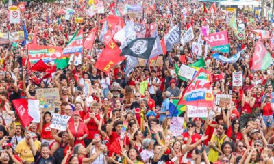 Milhares ocupam Copacabana em ato pela democracia e em apoio a Lula
